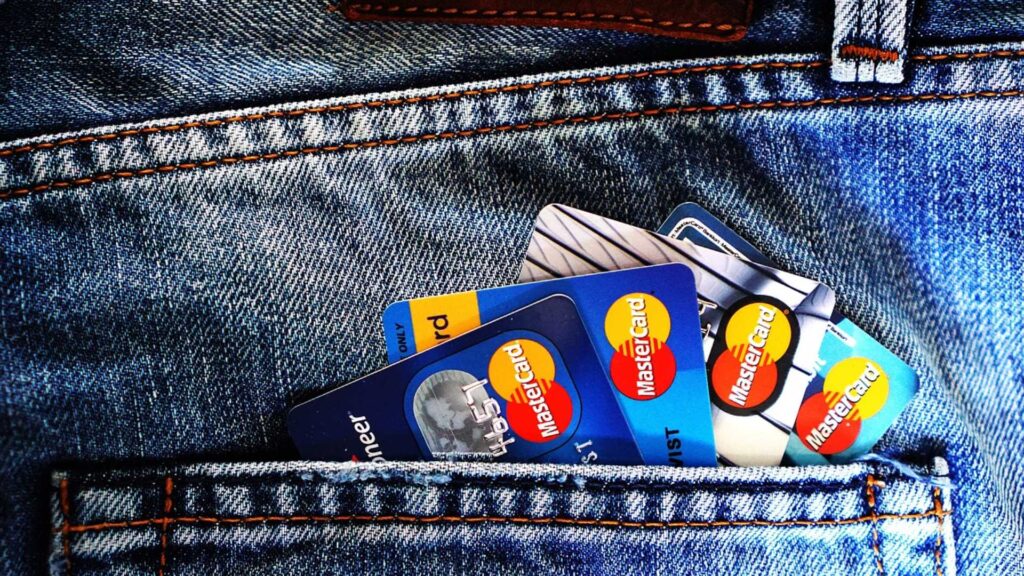 Flera kreditkort i backfickan på ett par jeans.